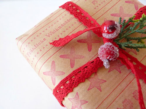 Emballage cadeau de Noël en dentelle de papier brun