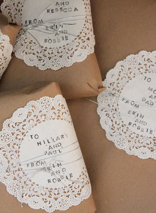 Idée d'emballage cadeau de napperons blancs en papier brun
