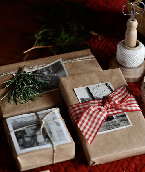 Papier brun + vieilles photos Idée d'emballage cadeau de Noël