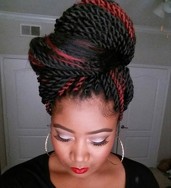 Black Red Kinky Twists dans un chignon