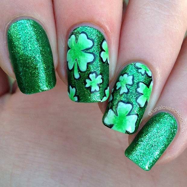 Conception d'ongles de trèfles à paillettes vertes pour la Saint-Patrick