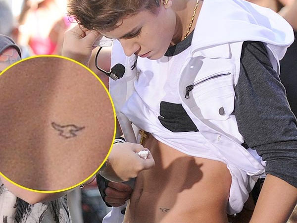 Justin montre son tatouage