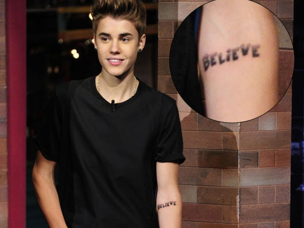 Κινηματογράφηση σε πρώτο πλάνο τατουάζ Bieber
