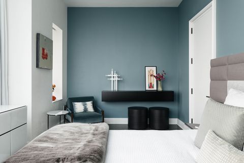 חדר שינה, קיר כחול ירוק, מדפים שחורים