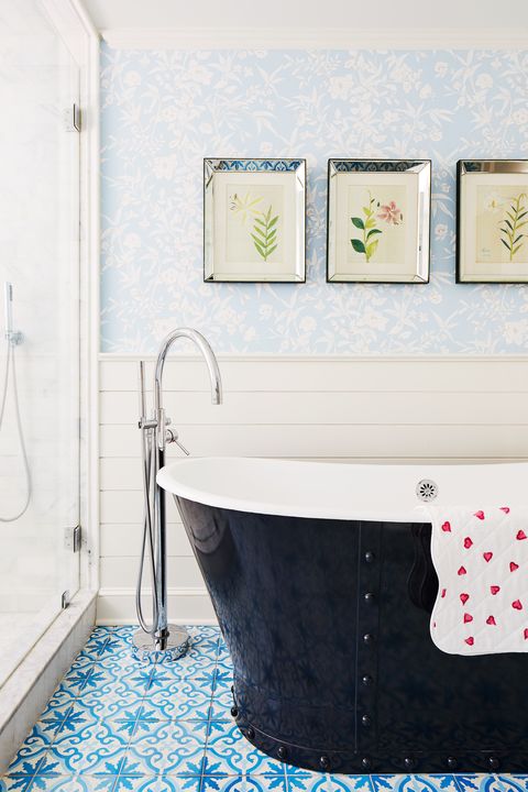 חדר אמבטיה של קולן באשו עם אריחים כחולים