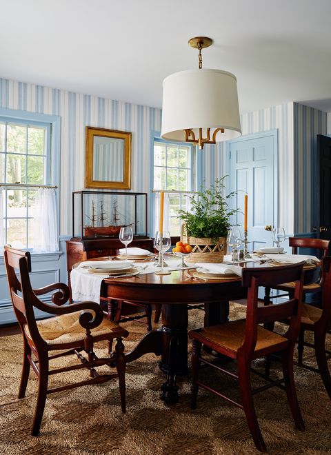 salle à manger, table à manger en bois, chaises de salle à manger en bois, papier peint rayé bleu et blanc
