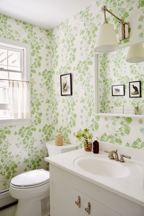 salle de bain, papier peint vert et blanc, oeuvre d'oiseau