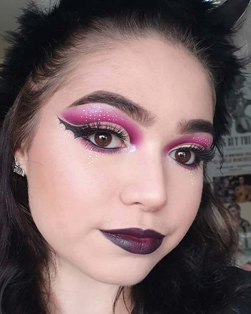 Maquillage violet avec des ailes de chauve-souris