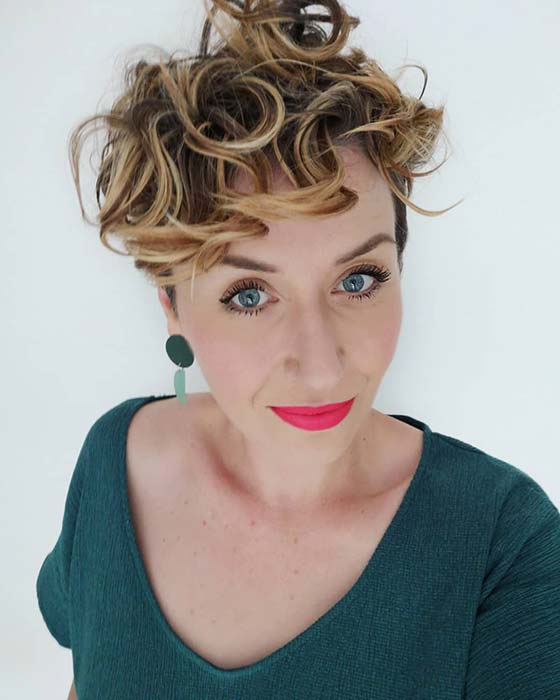 Coupe Pixie avec de grandes boucles