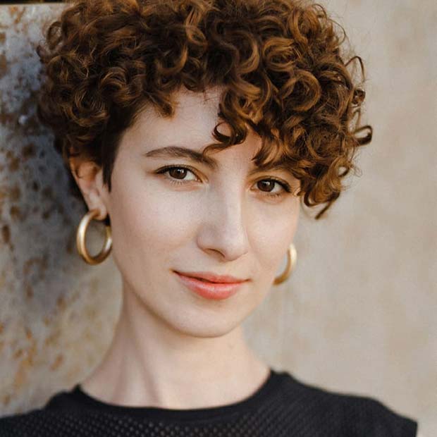 Pixie Cut με σφιχτές μπούκλες