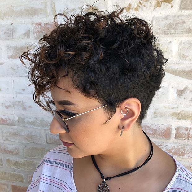 Σγουρά Pixie Cut με Highlights