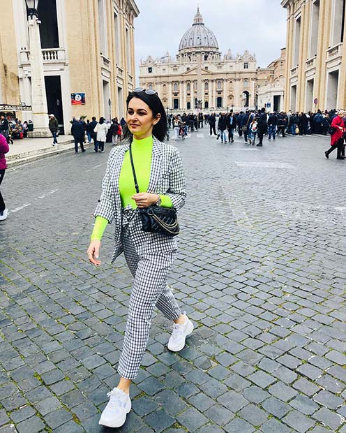 Chic Neon Outfit Idea