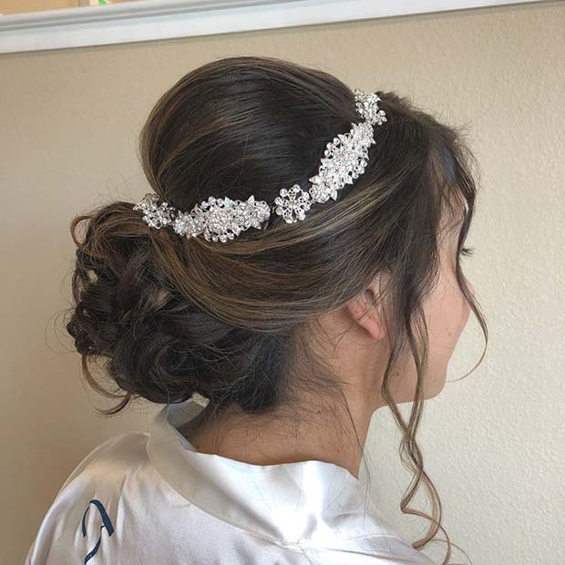 Updo עם אביזר נוצץ