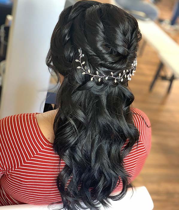 Curly Half Updo με Sparkly αξεσουάρ