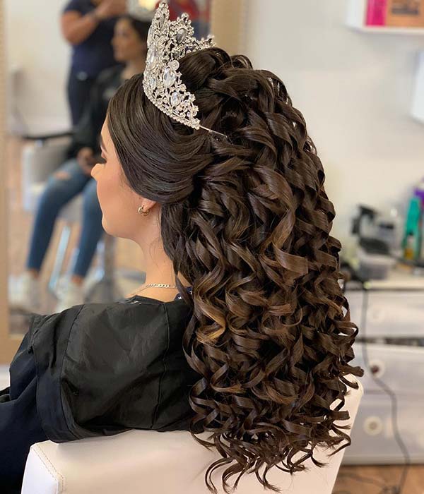 תסרוקת Quinceanera זוהרת עם טיארה מהממת