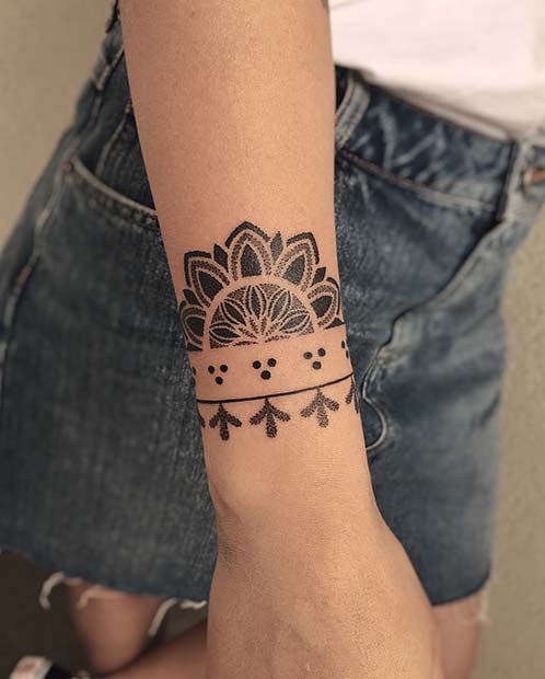 Tatouage de bracelet mignon avec un demi-mandala