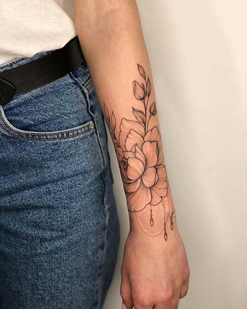 Tatouage de pivoines et de breloques de bijoux