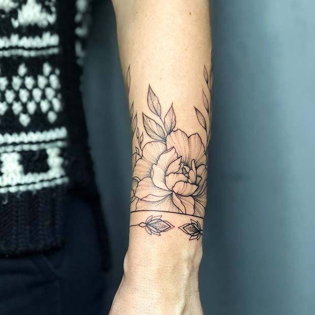 Tatouage de bracelet à la mode avec des pivoines