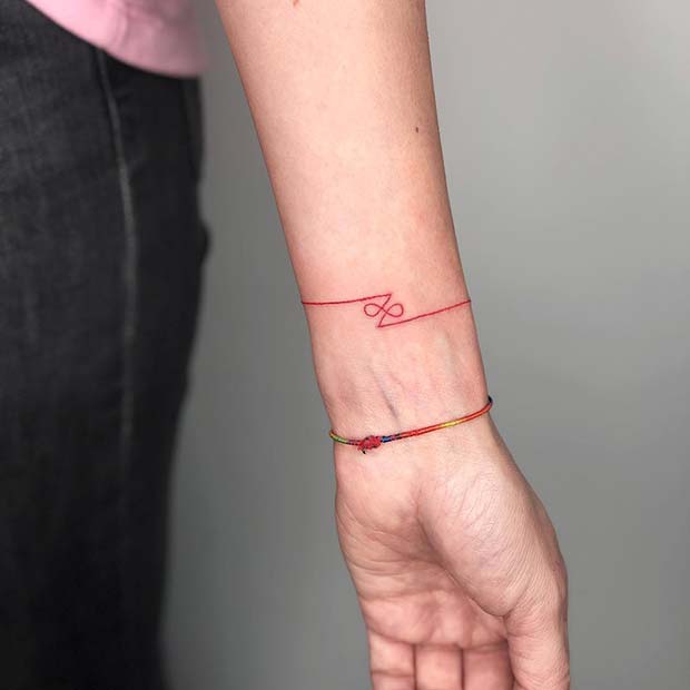 Tatouage de bracelet rouge élégant