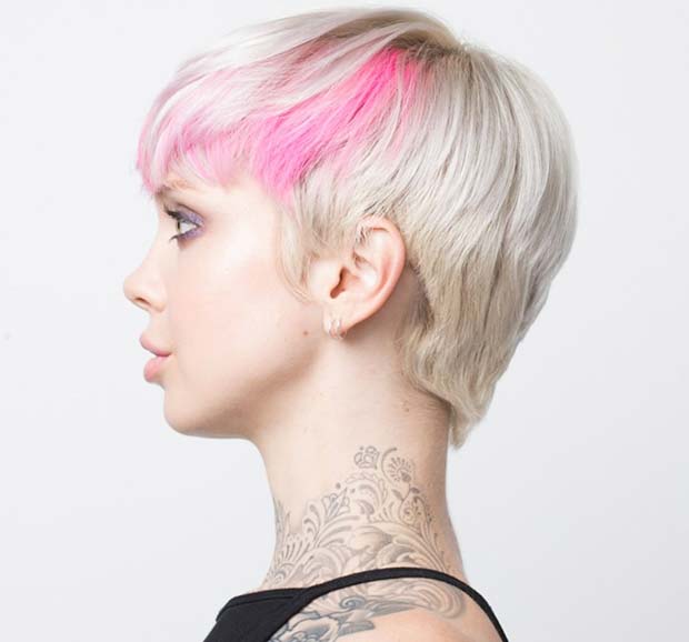 Pixie blonde avec une touche de rose