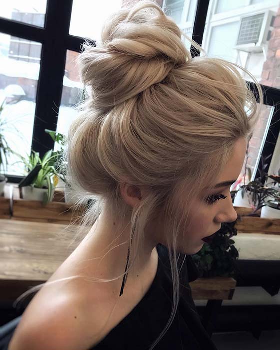 Beau chignon désordonné pour cheveux longs