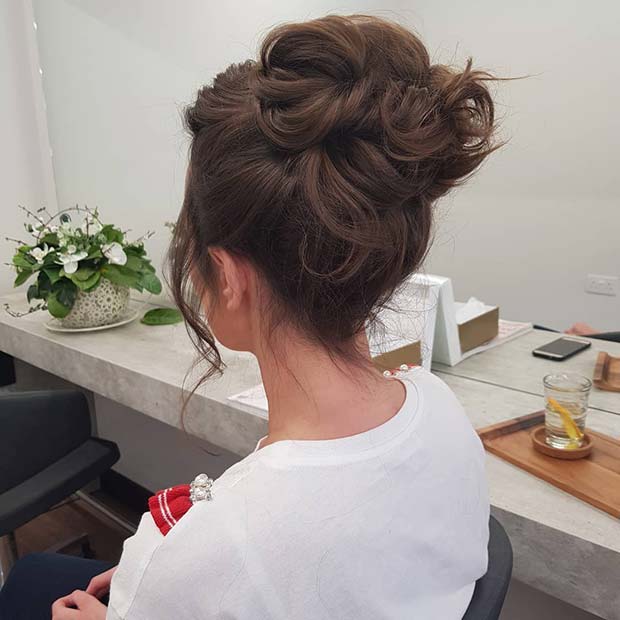 Chic High Bun με χαλαρές μπούκλες