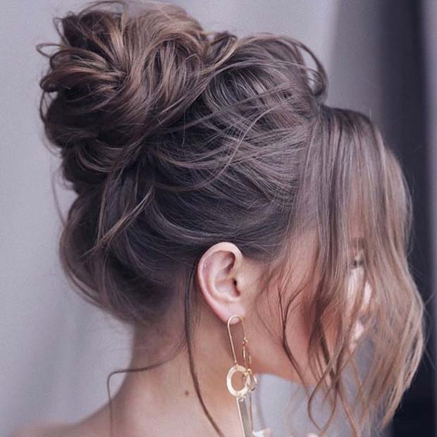 Messy High Bun για ειδικές περιπτώσεις