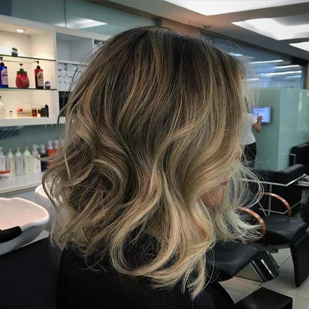 תסרוקת בוב ארוכה עם מרקם מתולתל עם דגשים של Balayage