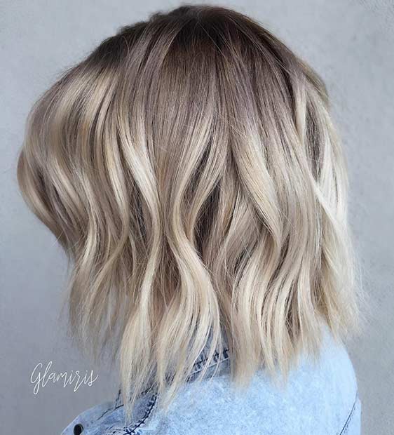 Coiffure longue blonde ondulée