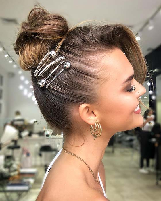 Chignon mignon et accessoirisé