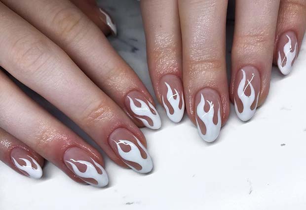 Ongles Nus Avec Des Flammes Blanches