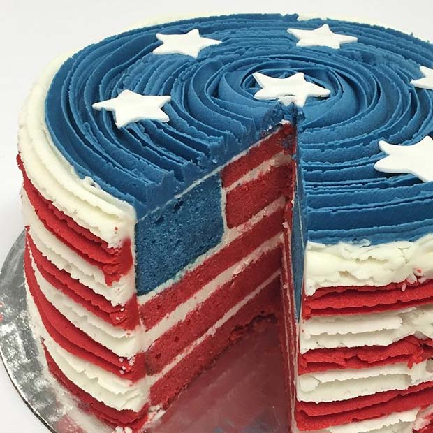 Gâteau drapeau étoiles et rayures pour l'idée de fête du 4 juillet