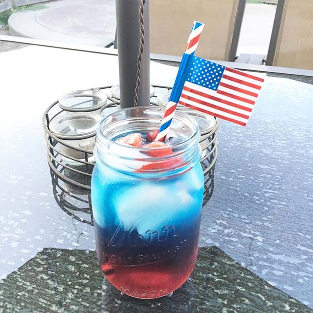 Cocktail Mason Jar rouge et bleu pour les idées de fête du 4 juillet