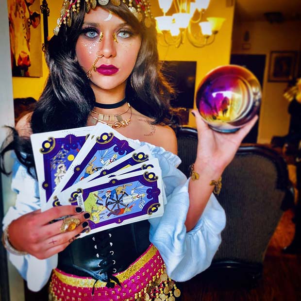 Gitan avec Tarot et une boule de cristal