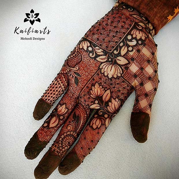 Mehndi orné avec différents motifs