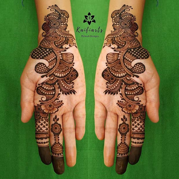 Conception de henné sur les doigts aux poignets