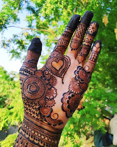 Όμορφο Floral Henna Hand Design