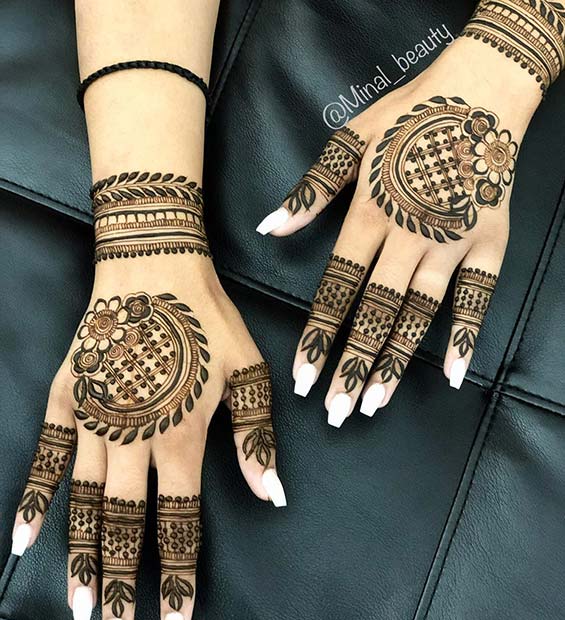 Assortir Mehndi sur les deux mains