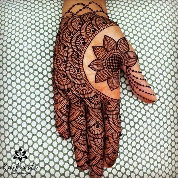 Καταπληκτικό σχέδιο Henna με ένα λουλούδι