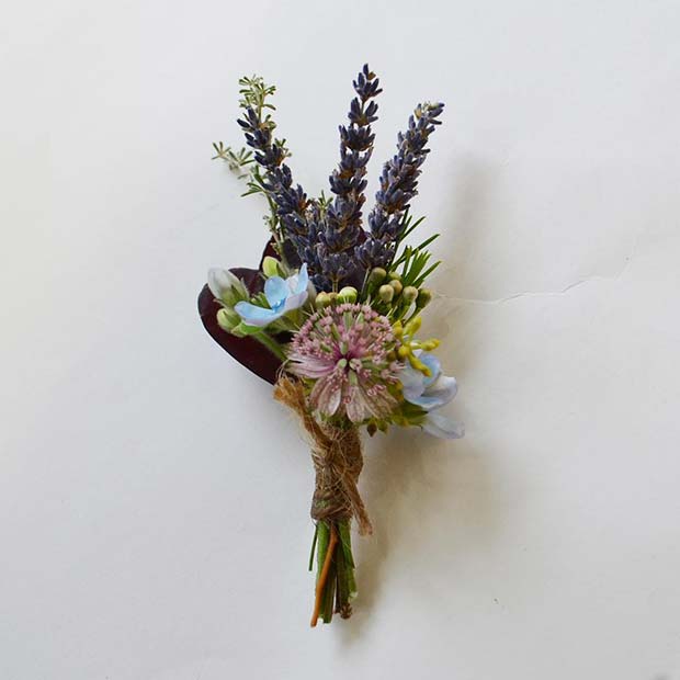 Idée de boutonnière florale rustique pour des idées de mariage rustique