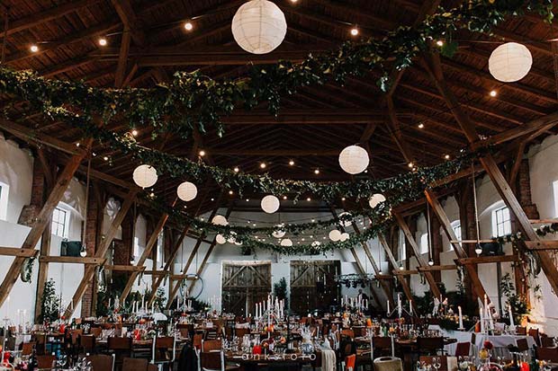 Belle idée de réception de mariage en intérieur pour des idées de mariage rustique