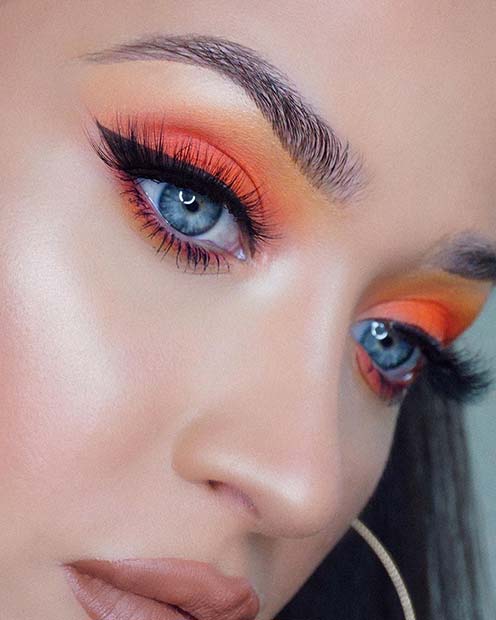 Orange fluo avec eye-liner noir classique