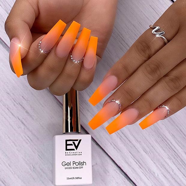 Ongles ombrés orange fluo avec strass