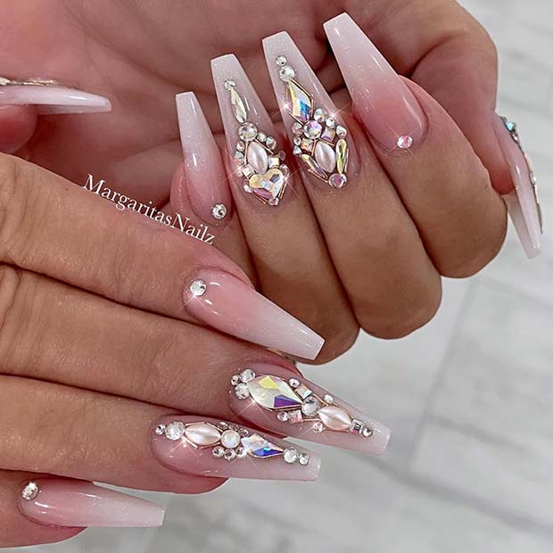 Γυμνά και λευκά Ombre Nails με στρας