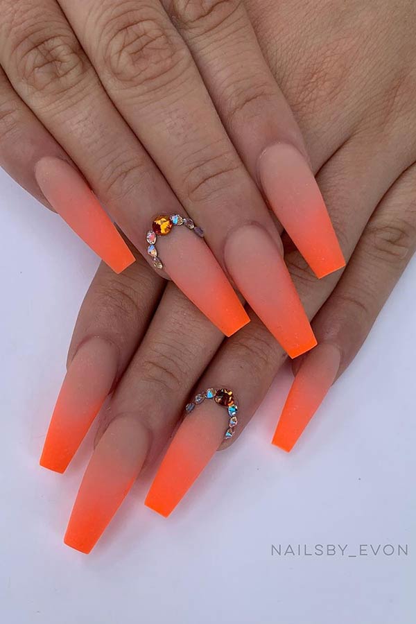 Ongles Nude à Orange Néon Coffin