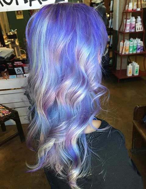 Cheveux violet pastel avec reflets holographiques argentés