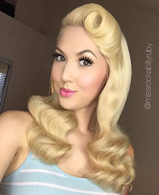 Μπούκλες και Victory Roll Pin Up Hairstyle