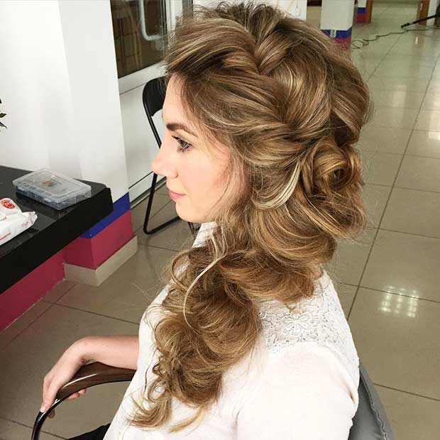 Μεγάλο ογκώδες Side Braid Hairstyle