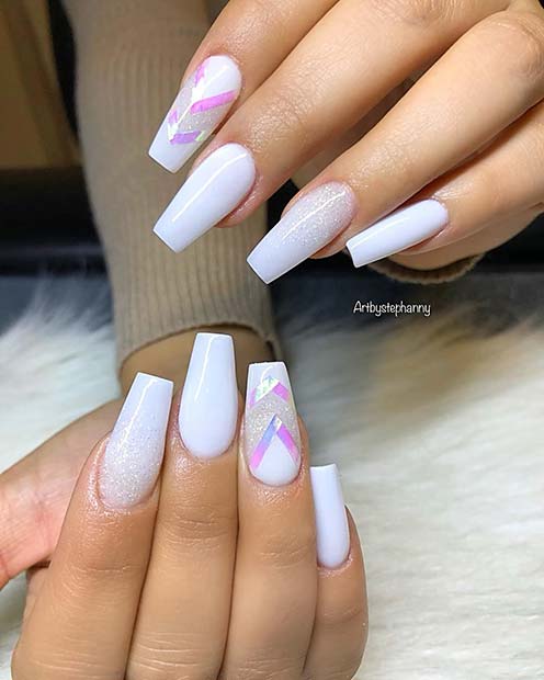 Ongles à paillettes blanches et chevrons