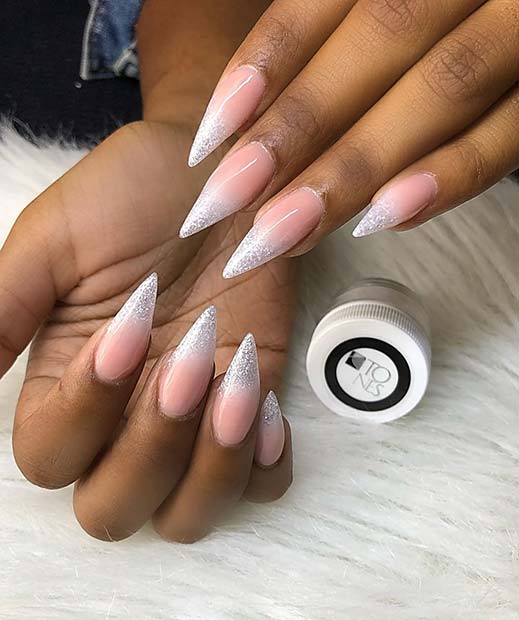 Ongles nude avec des pointes de paillettes blanches